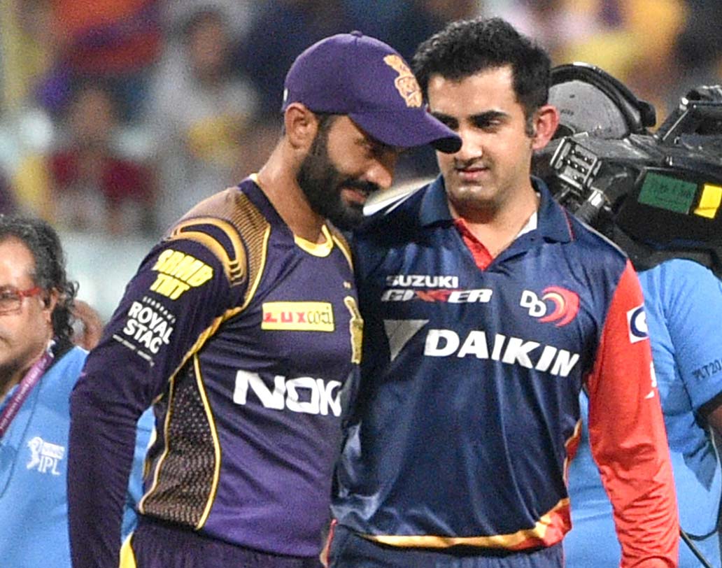 তখনও খেলা শুরু হয়নি। ম্যাচের শুরুতে বন্ধুত্বের ছবি দুই ‘শত্রু’ অধিনায়কের মধ্যে।