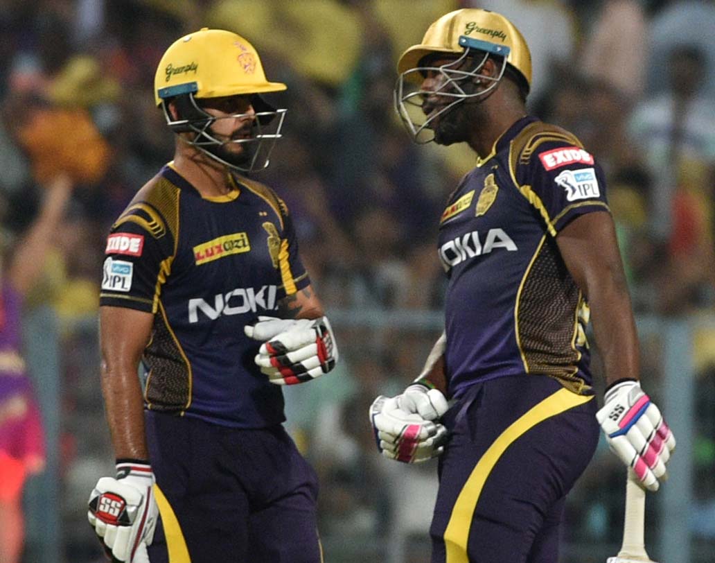 কেকেআর-এর জয়ের দুই স্তম্ভ। নীতীশ রানা এবং আন্দ্রে রাসেল। আলোচনায় মগ্ন দু’জন।