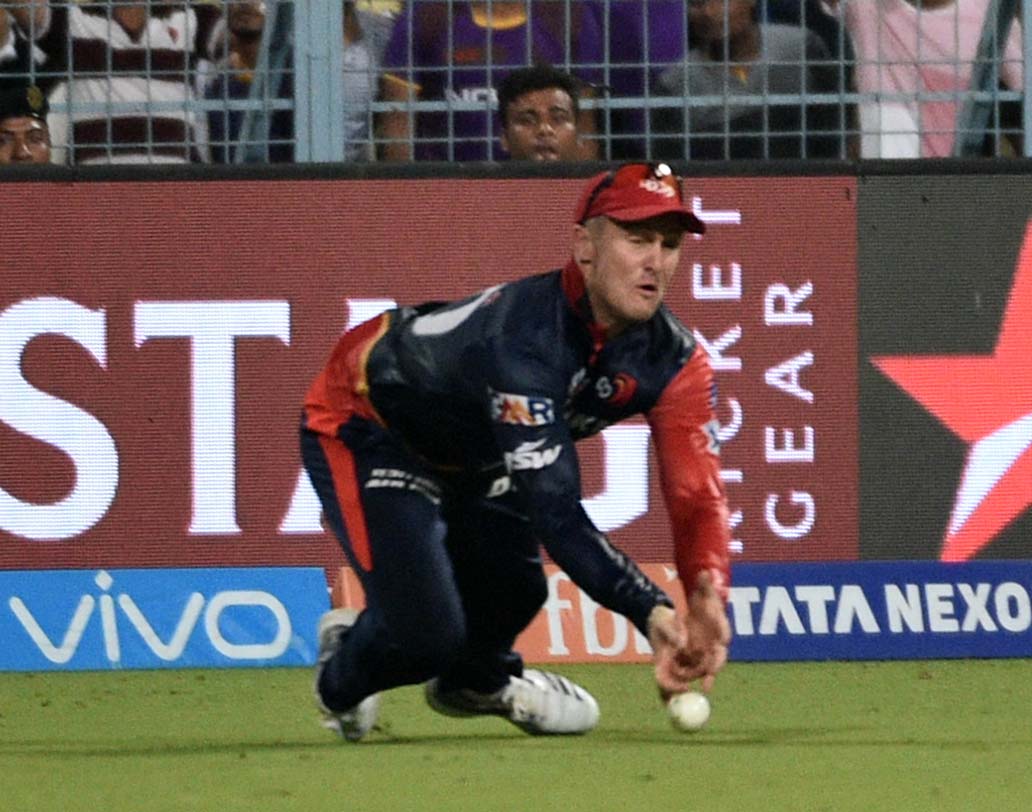 ভয়ঙ্কর হয়ে ওঠার আগে রক্ষা পেয়ে যান রাসেল। তখন দুই অংকের রানেও পৌঁছননি। রাসেলের ক্যাচ ফেললেন ক্রিস মরিস।