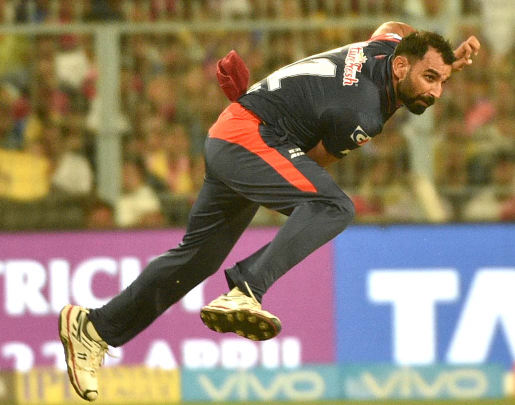 দলের মূল বোলিং শক্তি তিনি। পারিবারিক বিতর্কের মাঝে এই প্রথম কলকাতায় পা রাখা। কিন্তু, রাসেল ঝড়ের সামনে বড্ড অসহায় লাগল মহম্মদ শামিকে। আগের ম্যাচেও সফল হননি শামি।