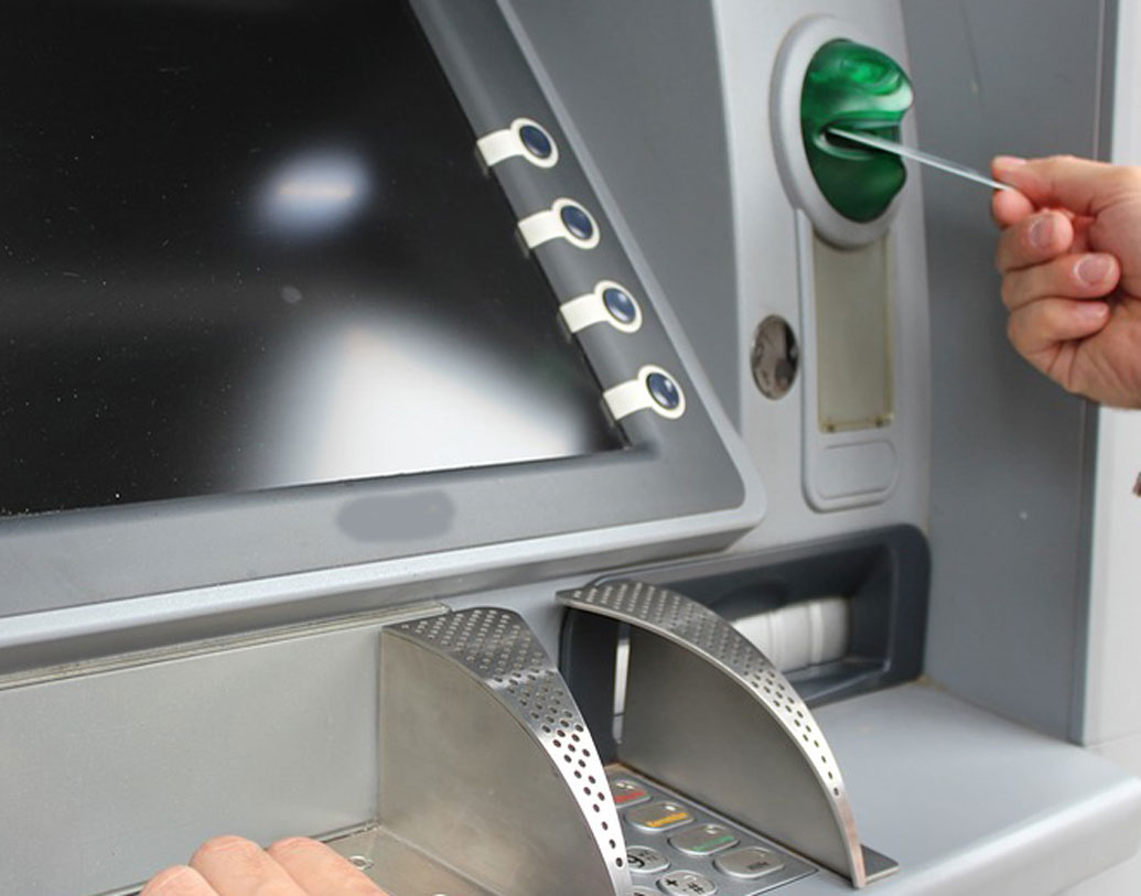 ২০১৬-র ৮ নভেম্বর মাঝরাত থেকে ৫০০ এবং ১০০০ টাকার পুরনো নোট বাতিল বলে ঘোষণা করেন প্রধানমন্ত্রী নরেন্দ্র মোদী। তার পরই খুচরোর আকালে দুর্ভোগে পড়েন সাধারণ মানুষ। দেশের বিভিন্ন প্রান্তেই এটিএমের সামনে দীর্ঘ লাইন চোখে পড়ে। তবে টাকার অভাবে ভোগান্তিতে পড়েন অনেকেই। সেই ছবিই যেন ফিরে এল আর এক বার।