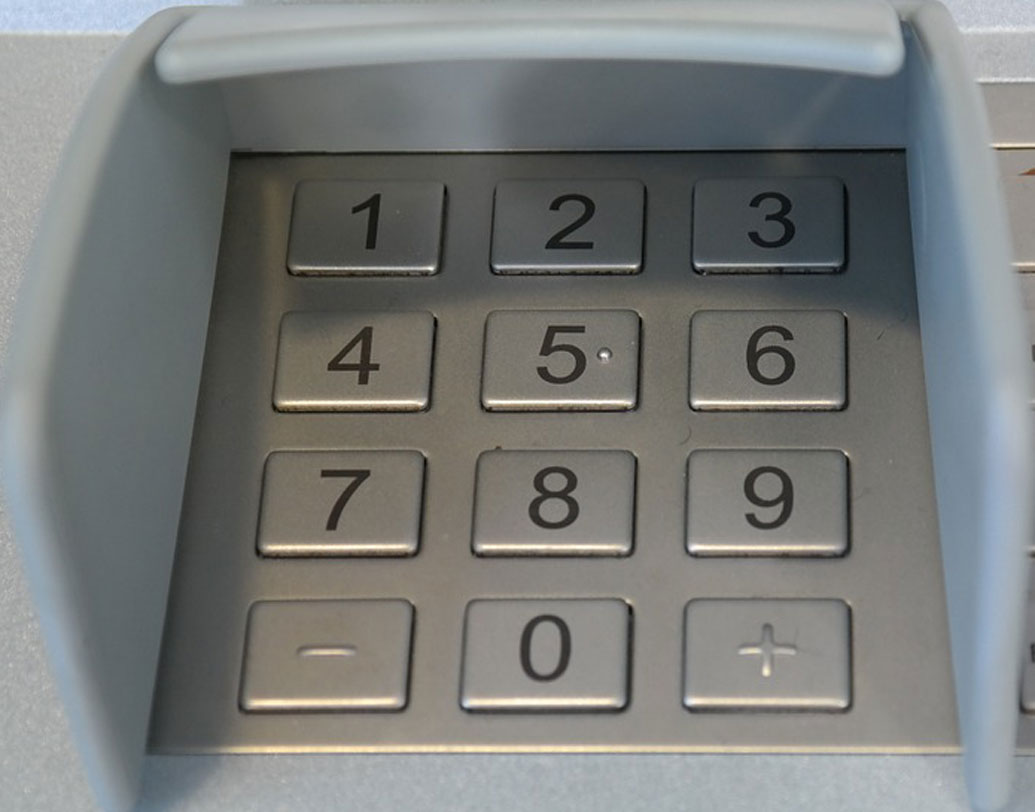 সংবাদ সংস্থা জানিয়েছে, হায়দরাবাদের সোমবার থেকেই এটিএমে টাকা মিলছে না। হায়দরাবাদের এক ব্যক্তির কথায়, “শহরের বহু এটিএম বা কিয়স্ক থেকে টাকা তোলা যাচ্ছে না। গত কাল থেকেই শহরের বহু এটিএম ঘুরেছি। সব জায়গাতেই একই অবস্থা।” বারাণসীতেও দেখা গিয়েছে একই ছবি।