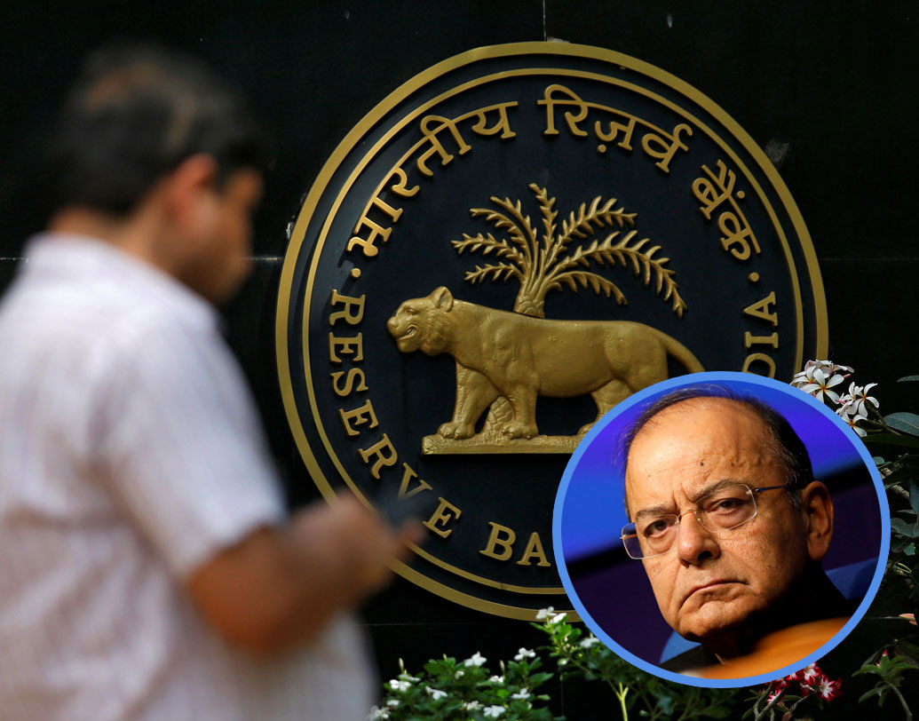 পরিস্থিতি সামলাতে মঙ্গলবার রিজার্ভ ব্যাঙ্কের (আরবিআই) শীর্ষ আধিকারিকদের সঙ্গে বৈঠকে বসেছে কেন্দ্রীয় অর্থ মন্ত্রক। গোটা বিষয়ে মুখ খুলেছেন অর্থমন্ত্রী অরুণ জেটলি। বাজার ও ব্যাঙ্কগুলির কাছে পর্যাপ্ত নগদের যোগান রয়েছে। তবে দেশের বিভিন্ন প্রান্তে ‘হঠাৎই খুচরো টাকার দাহিদা’ বেড়ে গিয়েছে বলে দাবি তাঁর। সে কারণেই এই ‘সাময়িক ভাবে’ পরিস্থিতি দেখা দিয়েছে। এ নিয়ে একটি কমিটিও গড়েছে আরবিআই।