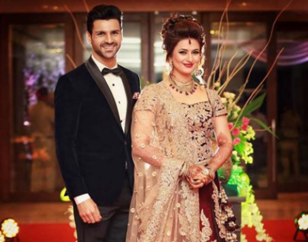 ‘বনু ম্যায় তেরি দুলহন’ ধারাবাহিকে অভিনয় করেই জনপ্রিয়তা পেয়েছিলেন দিব্যাঙ্কা ত্রিপাঠী। এ ছাড়াও ‘ইয়ে হ্যায় মহব্বঁতে’-তে অভিনয় করেও নজর কেড়েছেন তিনি। সহ-অভিনেতা বিবেক দাহিয়ার সঙ্গে ২০১৬-তে বিয়ে করেছিলেন দিব্যাঙ্কা। রিসেপশনের দিন মেরুন রঙের উপর গোল্ডেন ভারী কাজের লেহঙ্গা পরেছিলেন দিব্যাঙ্কা।