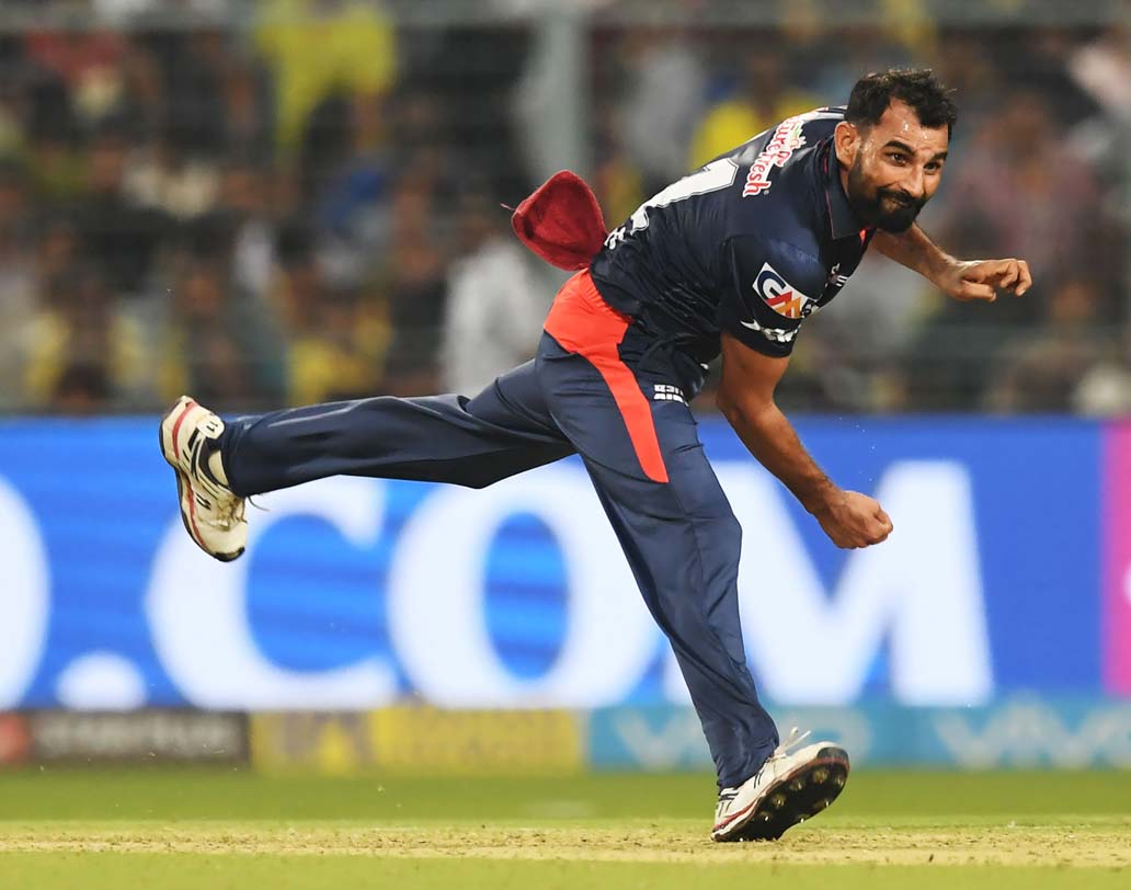 দ্বিতীয় বল: বোলার শামিকে ছয় মেরে উড়িয়ে দিলেন।