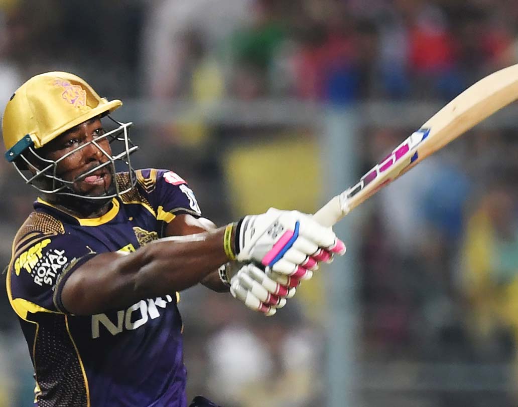 তৃতীয় বল: তখন রাসেলের রান মাত্র ৭। কঠিন ক্যাচ পড়ল। দুই রান নিলেন রাসেল।