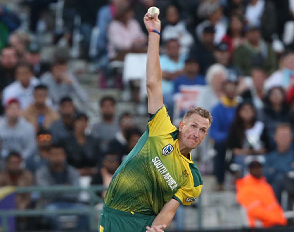 সপ্তম বল: ওভারের শেষ বল করলেন মরিস। এক রান নিলেন রাসেল।