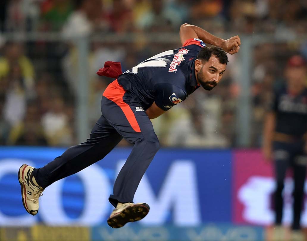 অষ্টম বল: শামির নতুন ওভারের প্রথম বল। ছয় মারলেন রাসেল।