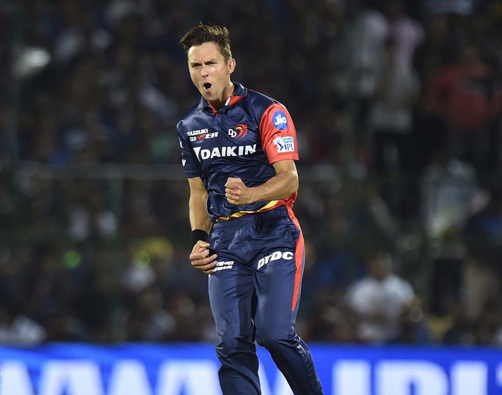 দ্বাদশতম বল: ট্রেন্ট বোল্টের বলে আউট হলেন রাসেল।