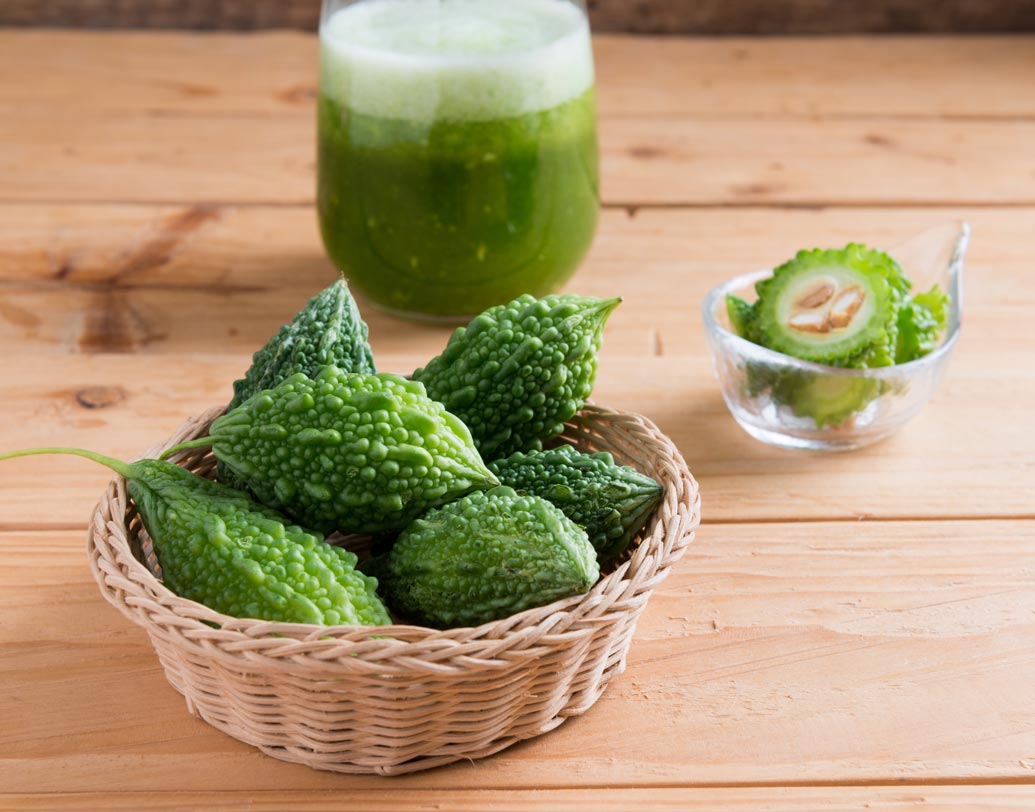 বিজ্ঞান পত্রিকা ‘বিএমসি কমপ্লিমেন্টারি অ্যান্ড অলটারনেটিভ মেডিসিন’-এর রিপোর্ট বলছে, নানা পুষ্টিগুণ সমৃদ্ধ করলা খুব দ্রুত দেহের ওজন কমাতে সাহায্য করে। করলার রস দিয়ে হেলথ ড্রিঙ্ক বানিয়ে খেলে কাজ হয় খুব তাড়াতাড়ি।