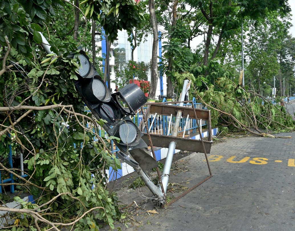 সল্টলেক ও পাইকপাড়ার নানা জায়গায় রাস্তায় ছড়িয়ে ছটিয়ে পড়ে আছে গাছ ও ভাঙা ডালপালা। ভেঙে পড়েছে ট্রাফিক সিগন্যালও। পরিস্থিতি মোকাবিলায় পথে নেমেছেন পুরকর্মীরা।