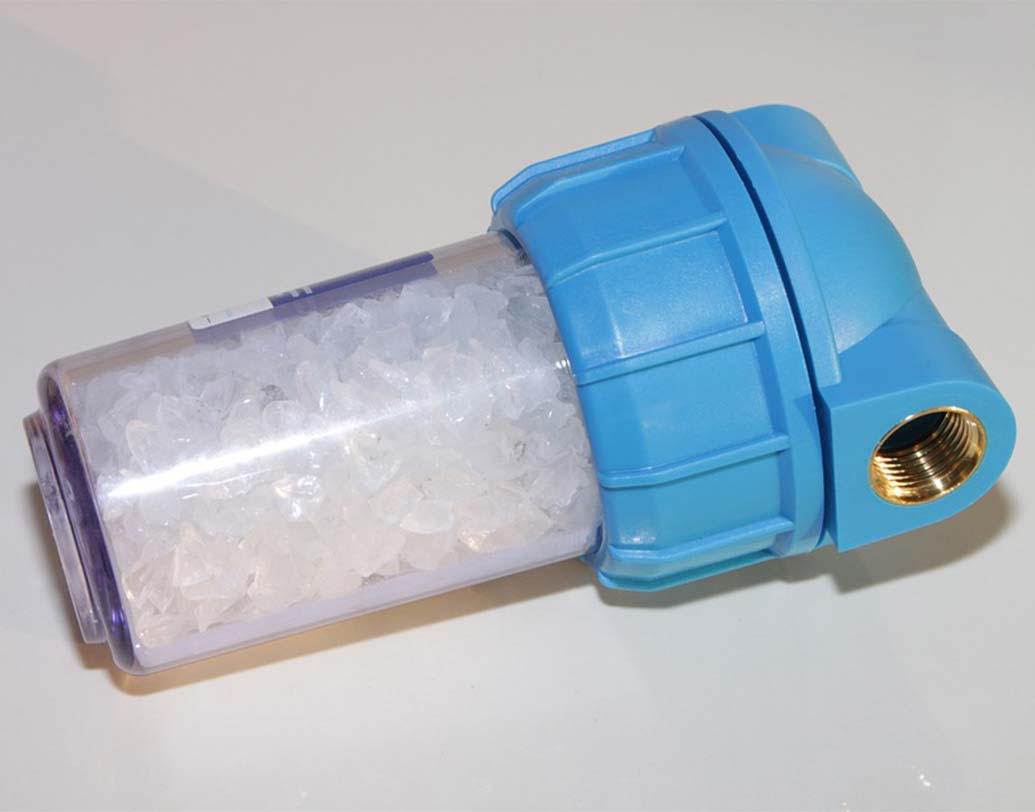 প্রথমে একটি ওয়াটার পিউরিফায়ার দিয়ে কলের জল ফিল্টার করে নিন। এ বার একটি খোলা পাত্রে তা রেখে দিন। তবে জল রাখার আগে খেয়াল রাখবেন, পাত্রটি যেন পরিষ্কার হয়।