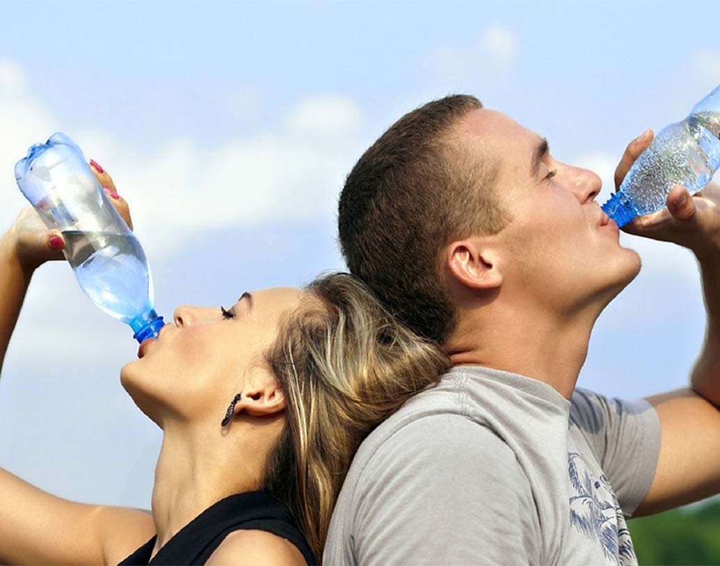 এ বার ওই মিশ্রণে ইপসম সল্ট বা ম্যাগনেশিয়াম সালফেট দিন। খুব ভাল করে মিশিয়ে নিন। ইপসম সল্ট ব্যাকটেরিয়াল অ্যাটাকের হাত থেকে দেহকে রক্ষা করে। ব্যস! তৈরি মিনারেল ওয়াটার। এ বার বোতলে ভরে তা ফ্রিজে রেখে দিন।