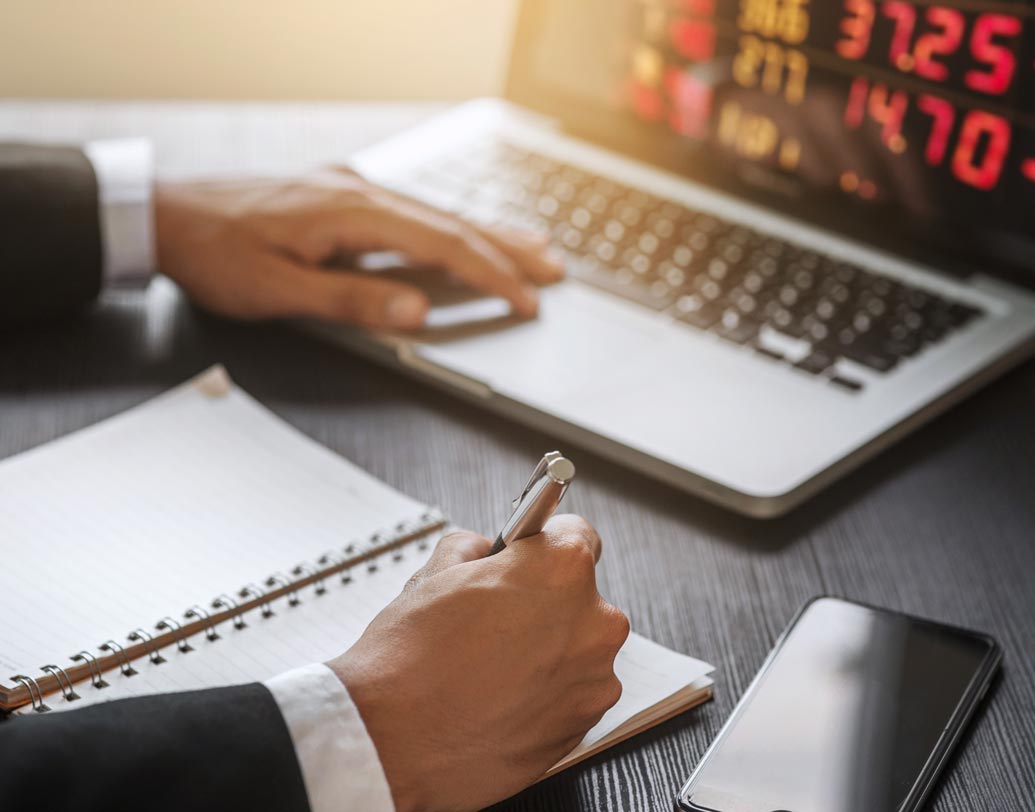 মোতিলাল অসওয়ালের ফিনান্সিয়াল সার্ভিসেস-এর টেকলিক্যাল অ্যানালিস্ট চন্দন টাপারিয়া জানিয়েছে, ইতিমধ্যেই ১০ হাজারের সীমা ছাড়িয়েছে ন্যাশনাল স্টক এক্সচেঞ্জের সূচক নিফ্‌টি। সূচক আরও বাড়ার সম্ভাবনা রয়েছে। সাময়িক দুর্বলতা কাটিয়ে বাজারও ফিরছে তার চেনা ছকে। এমত অবস্থায় লগ্নিকারীদের অনেক সতর্ক থেকে স্টক কেনাবেচা করা উচিত।