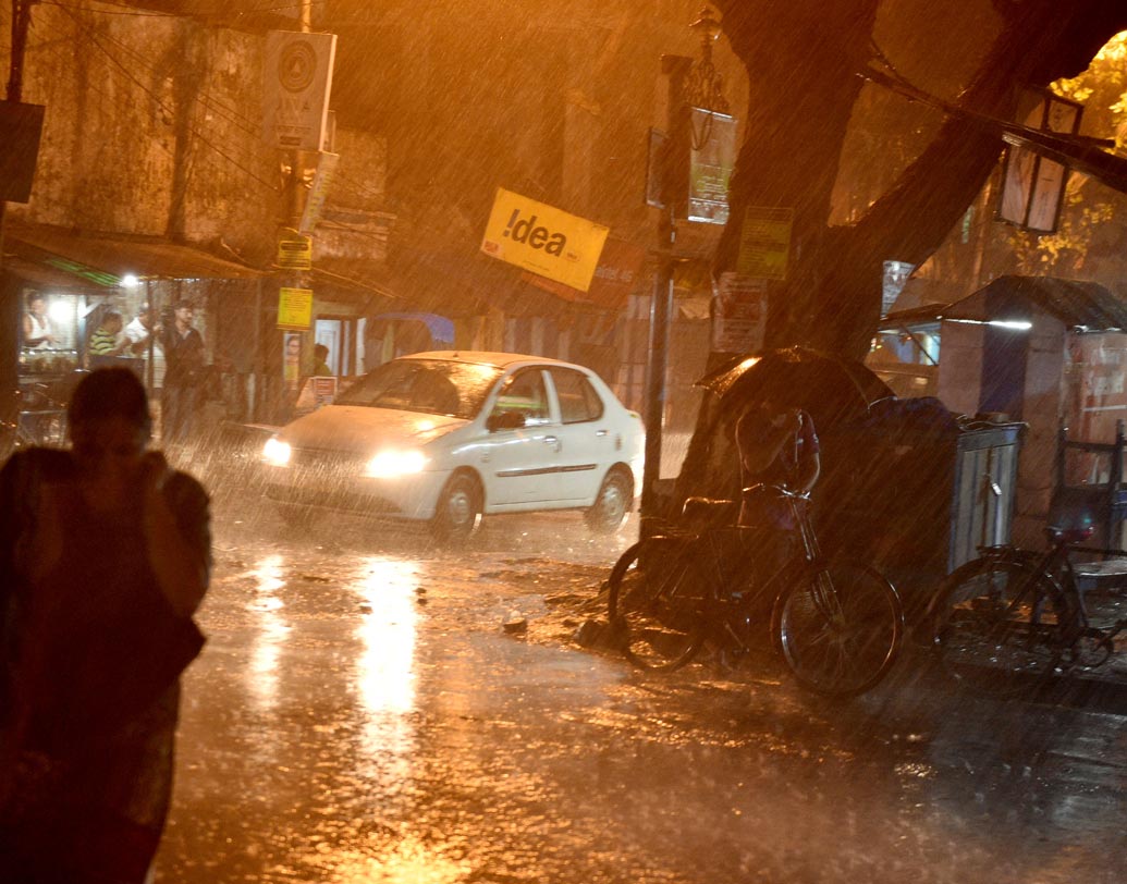 দুর্যোগের ফলে বিপর্যস্ত হয় ট্রেন পরিষেবাও। পূর্ব রেলের হাওড়া-বর্ধমান কর্ড এবং মেন লাইন ছাড়াও দক্ষিণ-পূর্ব রেলে ব্যাহত হয় ট্রেন চলাচল। লিলুয়ায় গ্রিডের সংযোগ বিকল হয়, গাছ পড়ে যায় হিন্দমোটরে। শিয়ালদহ মেন এবং শিয়ালদহ দক্ষিণ শাখার বিভিন্ন জায়গায় ট্রেন আটকে পড়ে।