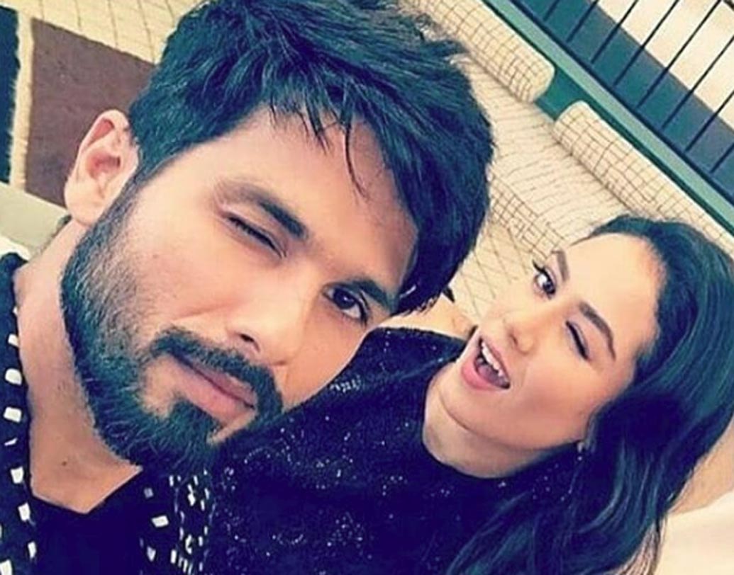 প্রথমেই শাহিদ জানান, বিয়ের পর নাকি তাঁকে আলমারি খালি করে দিতে হয়েছিল। কারণ মীরার এত জামাকাপড় যে শেয়ার করে এক আলমারিতে রাখা সম্ভব হয়নি।