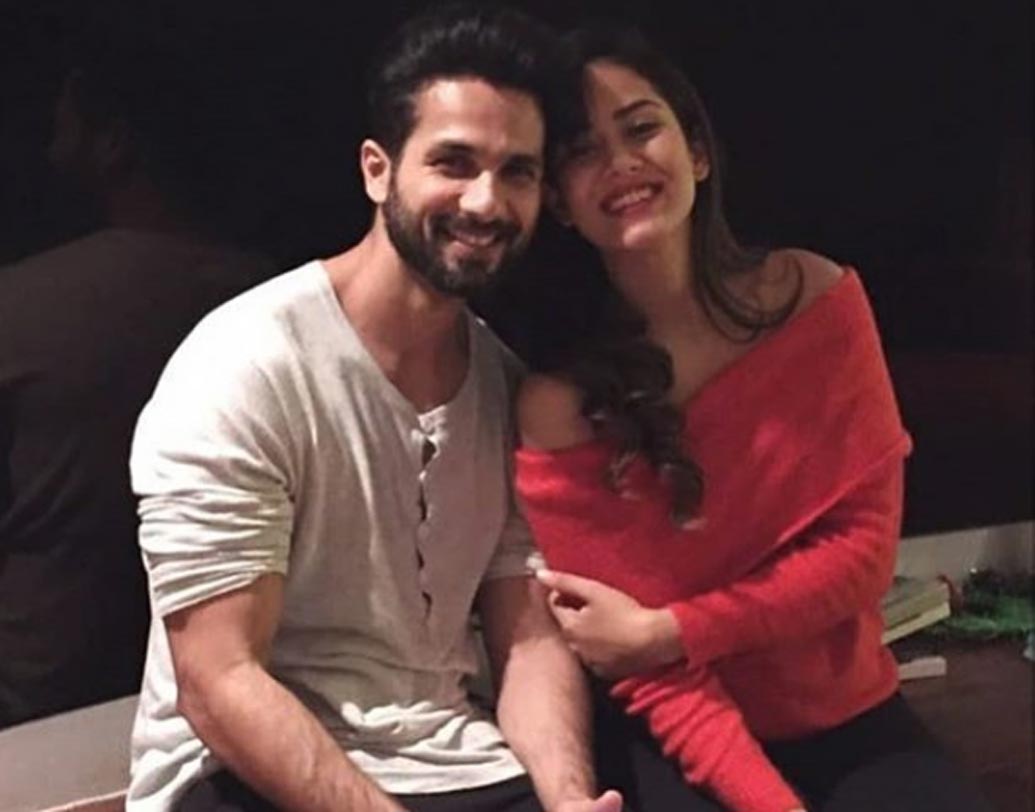 শাহিদের কথায়, ‘‘মীরা আমার জামাকাপড়ের ওপরে ঘুমোয়।’’ এই বেডরুম সিক্রেট নিয়ে দম্পতির সঙ্গে মজা করেন তাঁদের বন্ধুরা।