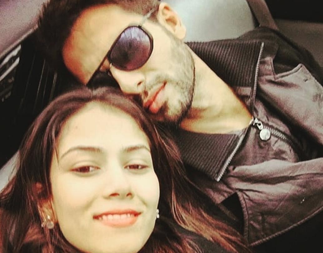 তবে শাহিদের মতে, তাঁদের বেডরুমের সবচেয়ে বড় সিক্রেট মেয়ে মিশা। তাকে সামলাতেই সময় চলে যায়। তাঁদের দ্বিতীয় সন্তান সম্ভাবনার জল্পনা শোনা গেলেও এ নিয়ে অবশ্য মুখ খোলেননি অভিনেতা।