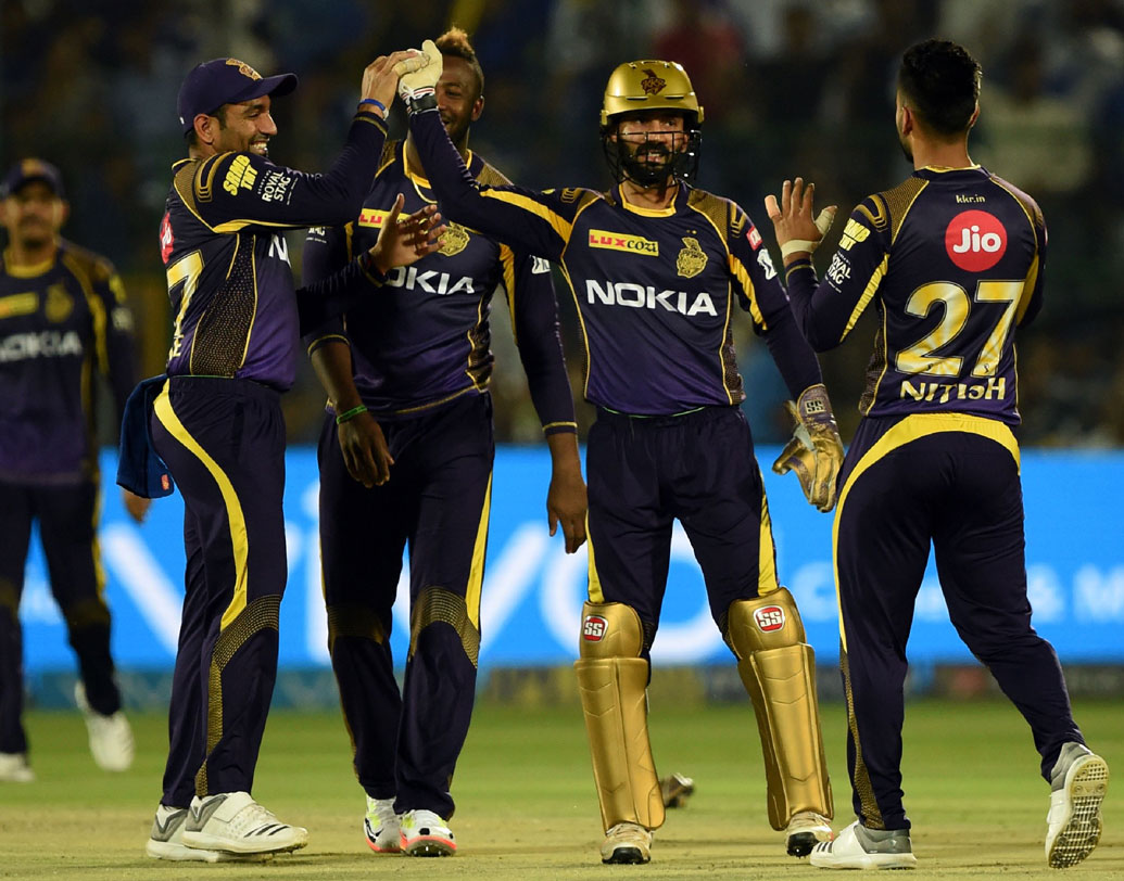 সুপারম্যান কার্তিক: নীতীশ রাণার বলটা ঠিকমতো ব্যাটে বলে করতে পারেননি রাহানে। কিন্তু যে ক্ষিপ্রতায় দীনেশ তাঁকে আউট করলেন তা বোধহয় স্বপ্নেও ভাবেননি রাজস্থান অধিনায়ক। রাহানে সেই সময়ে দুরন্ত মেজাজে ব্যাট করছিলেন। তিনি টিকে গেলে ম্যাচের ছবিটা অন্যরকম হতেই পারত। ছবি: এএফপি।