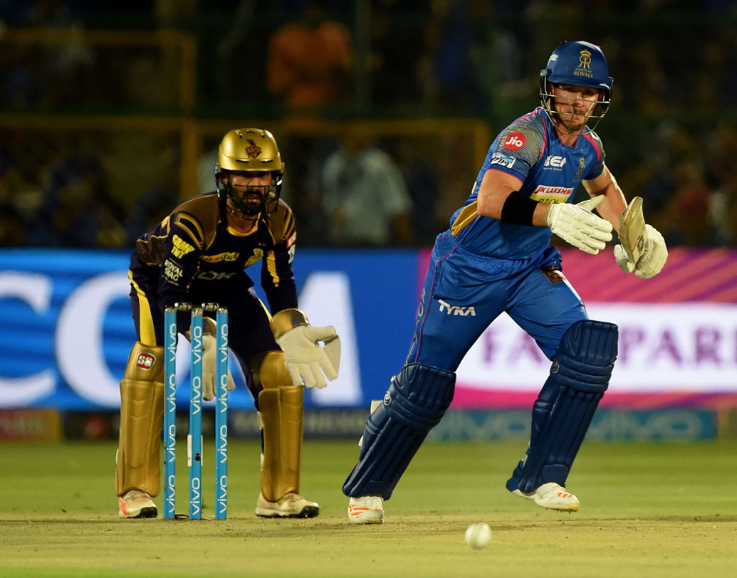 শর্ট ওপেনিং: সঞ্জু স্যামসনকে সরিয়ে নাইটদের বিরুদ্ধে বাঁহাতি শর্টকে নামান রয়্যালস টিম ম্যানেজমেন্ট। স্পিন খেলতে যথেষ্ট সমস্যায় পড়া শর্ট ৪৩ বলে ৪৪ রান করে আউট হন। টি২০ ক্রিকেটের ক্ষেত্রে এতগুলি বল খেলে ১০২ স্ট্রাইক রেট যথেষ্ট খারাপ। ছবি: এএফপি।