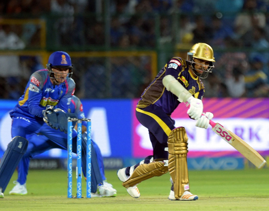 নারাইন ম্যাজিক: বল হাতে ব্যর্থ হলেও ব্যাট হাতে ওপেনিংয়ে ফের ঝলসে উঠল নারাইনের ব্যাট। ৫টি বাউন্ডারি একটি ওভার বাউন্ডারির সাহায্যে ২৫ বলে ৩৫ রানের ইনিংস খেলেন তিনি। ছবি: পিটিআই।