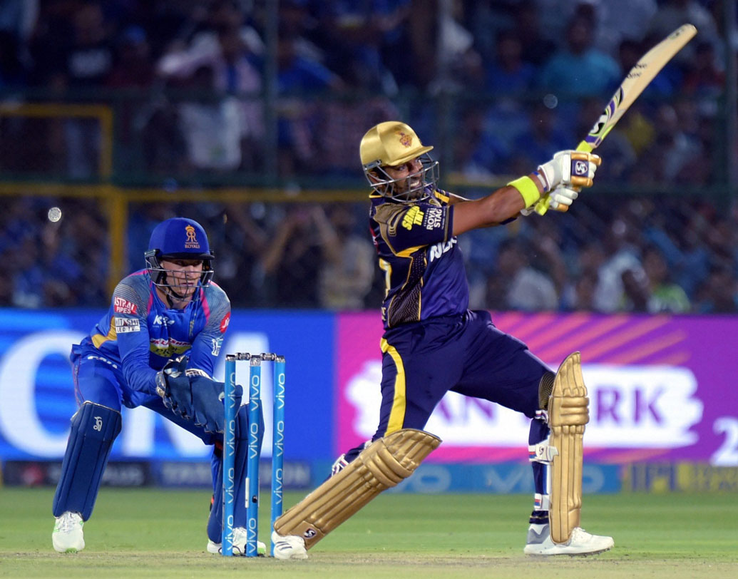 উথাপ্পা বিক্রম: প্রথম ওভারে ক্রিস লিন আউট হলেও সেই সমস্যা বুঝতেই দেননি নারাইন-উথাপ্পা। ৩৬ বলে ৪৮ রান করে জয়ের ভিতটা মজবুত করেন রবিন উথাপ্পাই। ছবি: পিটিআই।