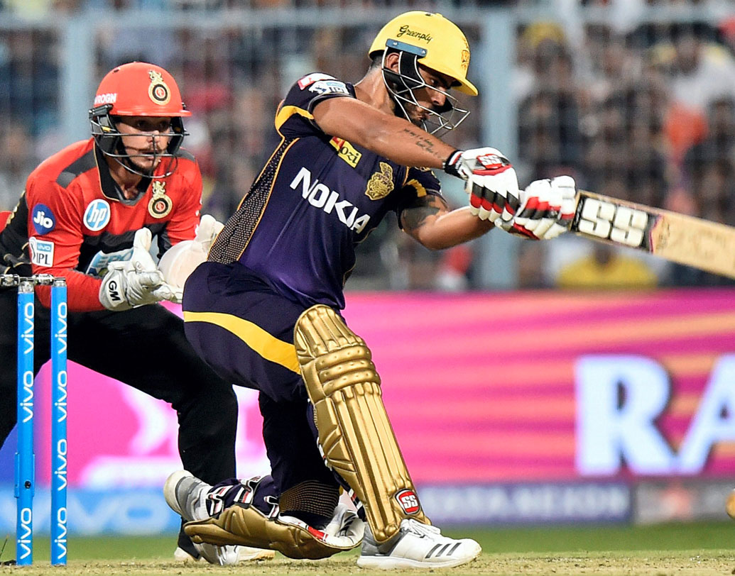 অলরাউন্ড রাণা: প্রথমে বল হাতে দুই উইকেট এবং পরে ব্যাট হাতে অপরাজিত ৩৫। রাণার এই অলরাউন্ড পারফরম্যান্স দলকে জিততে সাহায্য করে। ম্যান অব দ্য ম্যাচও তিনিই। ছবি: পিটিআই।