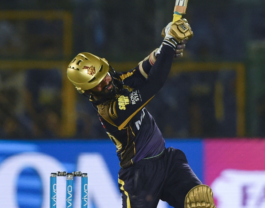 ক্যাপ্টেন ডিকে: একেবারে সামনে থেকে দলকে নেতৃত্ব দিয়ে নাইটদের জেতায় বড় ভূমিকা নেন দীনেশ কার্তিক। বোলিং পরিবর্তন তো বটেই ২৩ বলে অপরাজিত ৪২ রানের ইনিংস খেলে দলকে একেবারে জিতিয়ে ফেরেন ক্যাপ্টেন ডিকে। ছবি: এএফপি।