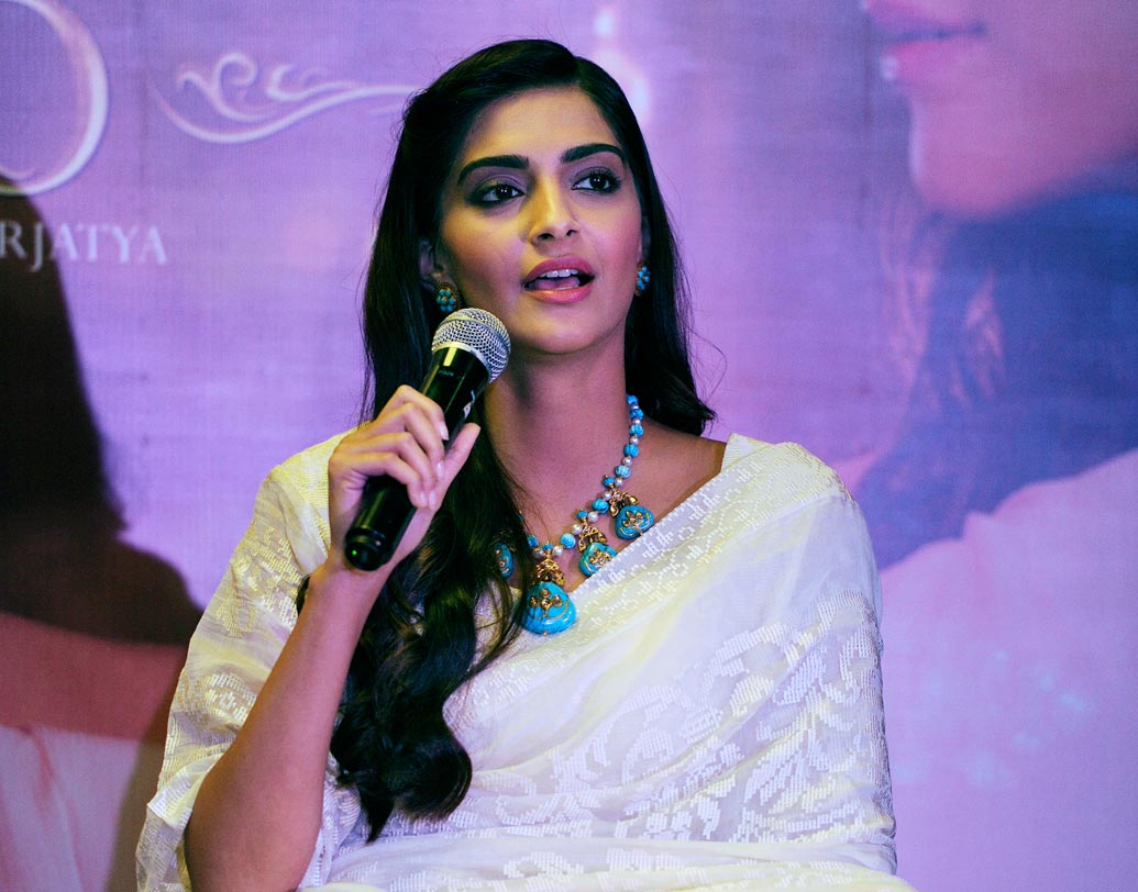 সোনম কপূর: সোনম মানেই গ্ল্যামারের ঝলকানি। বি-টাউনের স্টাইল আইকন সোনম নাকি একবার বলেছিলেন, “অভিষেক বচ্চনের কাছ থেকে আমি অভিনয় শিখেছি।” অভিষেককে পরে এই নিয়ে প্রশ্ন করা হলে তিনি অবাক হয়ে যান।