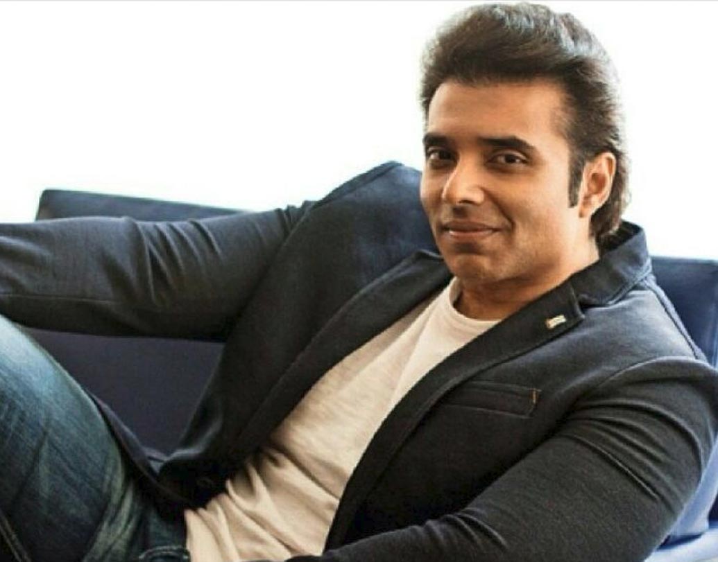 উদয় চোপড়া: অভিনয় দিকে বি-টাউনে তেমন ভাবে দাগ কাটতে পারেননি এই তারকা। কিন্তু, তাঁর নানা ‘সিলি কমেন্টস’ প্রায়ই সোশ্যাল মিডিয়ায় চর্চার বিষয়ে হয়ে দাঁড়িয়েছে। একবার উদয় নাকি বলেছিলেন, ‘‘আমার রাশি মকর (ক্যাপ্রিকর্ন), কিন্তু আমার বৃশ্চিক রাশি (স্করপিও) ভাল লাগে। ভাবছি আমার জন্মদিন ৫ জানুয়ারির বদলে ৫ নভেম্বর রাখব।’’