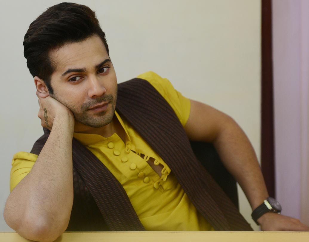 বরুণ ধবন: বলিউডের চকোলেট হিরো বরুণ ধবন বি-টাউনের প্রথম সারির অভিনেতাদের মধ্যে একজন। ‘দিলওয়ালে’ ছবির শুটিংয়ের সময় বরুণ নাকি বলেছিলেন, ‘‘আপনারা ইনসেপশন দেখেছেন? ছবিটার মানে বুঝতে পেরেছেন? পছন্দ করেছেন ছবিটা? যদি করে থাকেন তা হলে দিলওয়ালেও আপনাদের পছন্দ হবে।’’