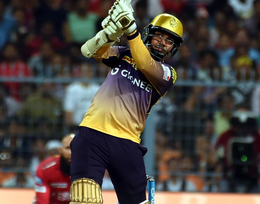 সুনীল নারিন: গত আইপিএলে নারিনকে দিয়ে ওপেন করিয়ে সাফল্য পেয়েছিল নাইট রাইডার্স। এ বারেও পিঞ্চ হিটার নারিনকে ওপেনিংয়ে দেখা যেতে পারে।