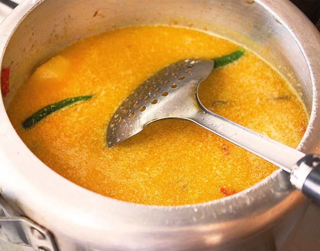 প্রেশার বেরিয়ে গেলে ঢাকনা খুলুন। উপরে বাকি ঘি, গরম মশলা গুঁড়ো, নারকেল কোরা ও ধনেপাতা কুচি ছড়িয়ে ভাল করে মিশিয়ে নামিয়ে নিন।