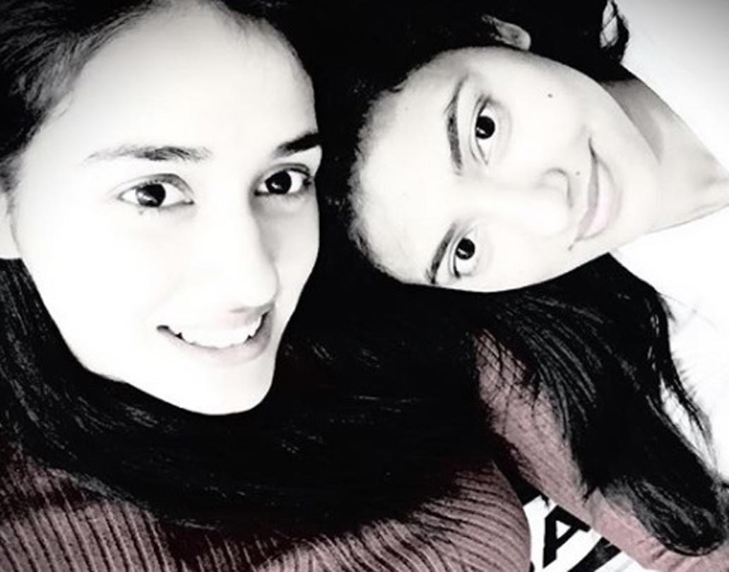 হ্যাঁ, ঠিকই ধরেছেন। বলিউড ডিভা দিশা পটানির দিদি খুশবু। বোনের সঙ্গে বয়সের ফারাক মাত্র দু’বছরের।