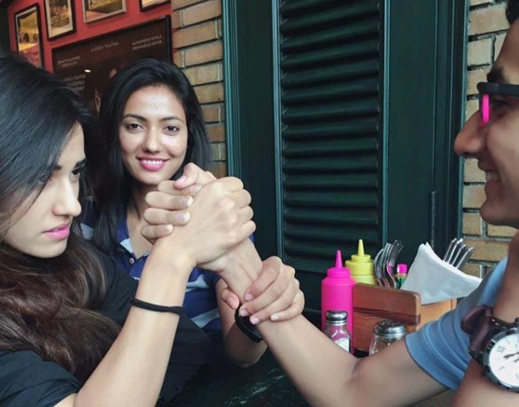 ভাই-বোনের সঙ্গেও দারুণ সম্পর্ক খুশবুর। তাঁর ইনস্টাগ্রাম প্রোফাইল দেখলেই বোঝা যায় সেটা।