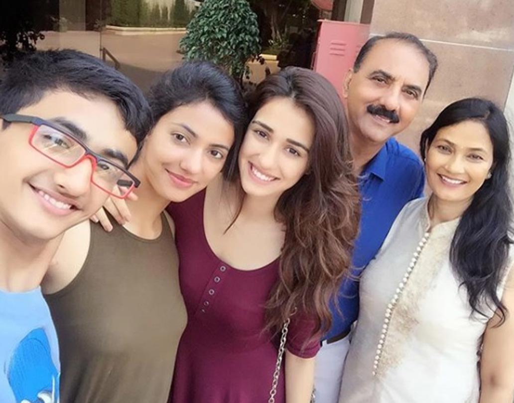 বাড়িতে ছোট ভাই সূর্যাংশের সঙ্গে খুনসুটি করেই সময় কাটে দুই দিদির। বাবা জগদীশ সিংহ পটানি এক জন ডিএসপি। সময় পেলেই স্ত্রী ও সন্তানদের নিয়ে বেরিয়ে পড়েন আউটিং-এ।