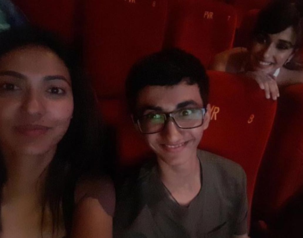 সম্প্রতি মুক্তি পেয়েছে দিশার ‘বাগী টু’। সপরিবারে গিয়েছিলেন সেই ছবি দেখতে। তিন ভাই-বোনের এই ছবি ইনস্টাগ্রামে শেয়ার করেছেন খুশবু।