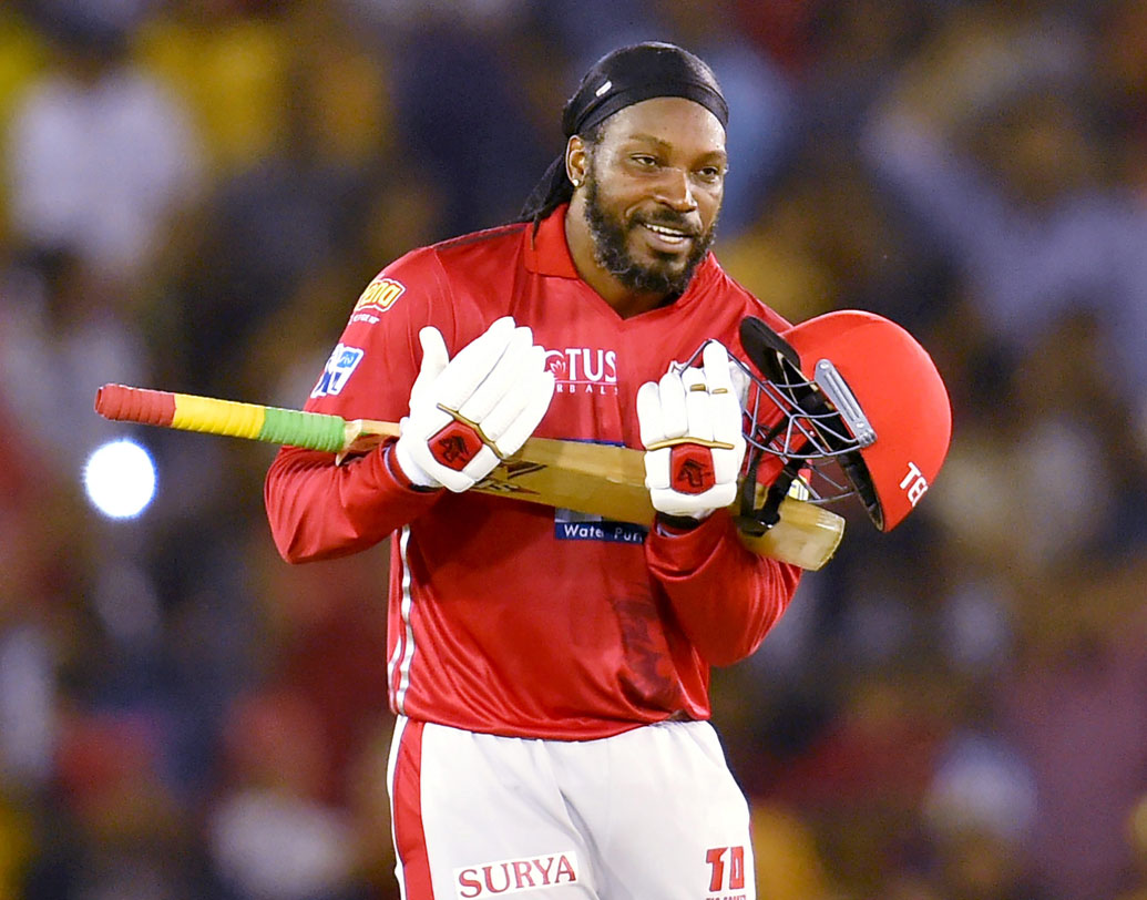 এক দিকে স্পিন আনলেও অন্য দিকে পেসার দিয়ে আক্রমণ শানাতে হবে। শিভম মাভির মতো দ্রুত গতির পেসার এনে প্রথমেই গেলকে চমকে দেওয়া যেতে পারে। ছবি: পিটিআই।