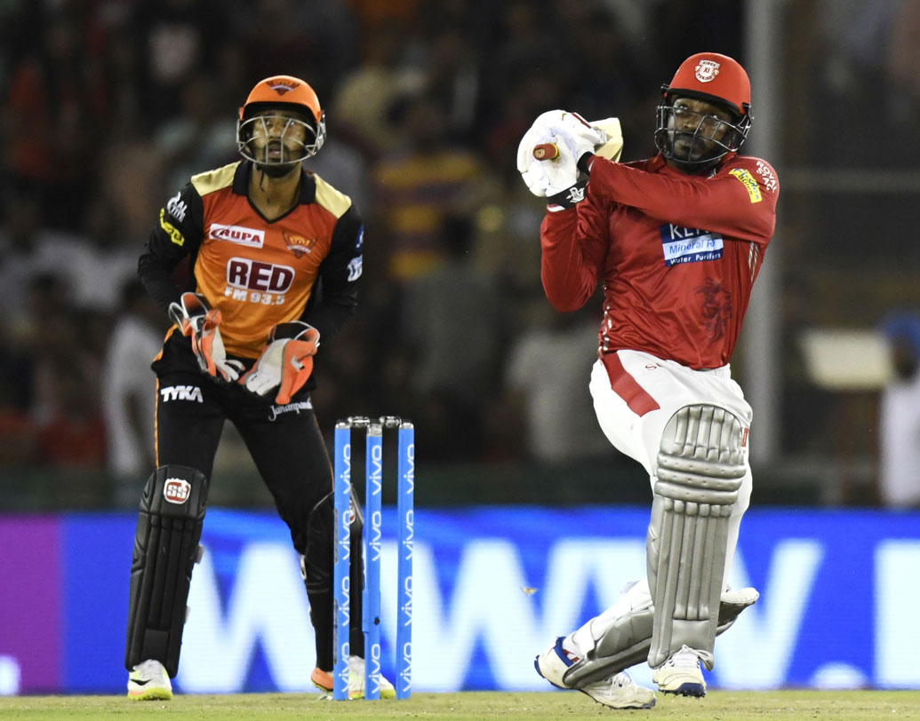 রশিদ খানের বলে ১৪ রানে গেলের ক্যাচ ফেলেন ঋদ্ধি। নাইটদের এ ক্ষেত্রে অত্যন্ত সতর্ক থাকতে হবে। গেলের ক্যাচ ছাড়লে কী হতে পারে তার প্রমাণ পেয়েছে হায়দরাবাদ। ছবি: এএফপি।