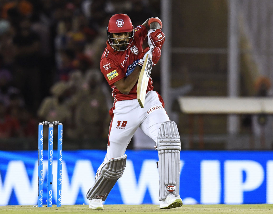 শুধু গেল নয়, ফর্মে থাকা লোকেশ রাহুল, ফিঞ্চের কথাও মাথায় রাখতে হবে। গত ম্যাচে রাহুল তেমন কিছু না করতে পারলেও দিল্লির বিরুদ্ধে তাঁর ১৬ বলে ৫১ রানের ইনিংসের কথা মাথায় রাখতেই হবে। ছবি: এএফপি।