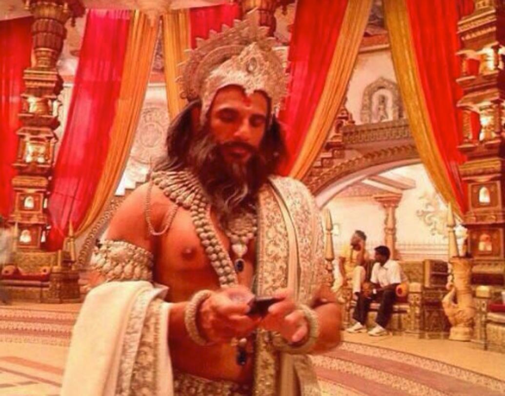 মহাভারতের যুগেও মোবাইল ছিল। তাকিয়ে দেখুন ভীষ্মের হাতে কেমন জ্বলজ্বল করছে ‘মোবাইল’।