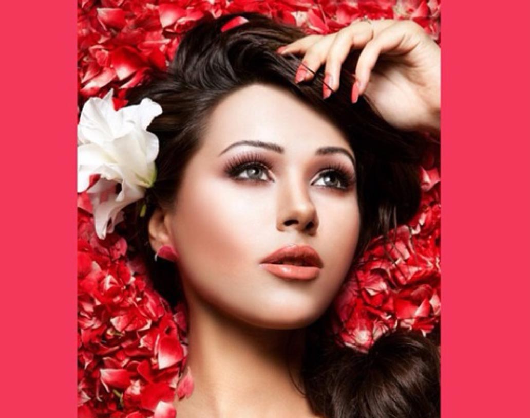 ১৯৯৩ সালে দুবাইয়ে জন্ম আয়ানের। তবে পরবর্তীকে লাহৌরে চলে যায় তাঁর পরিবার। সেখানেই ছোটবেলা কেটেছে আয়ানের।