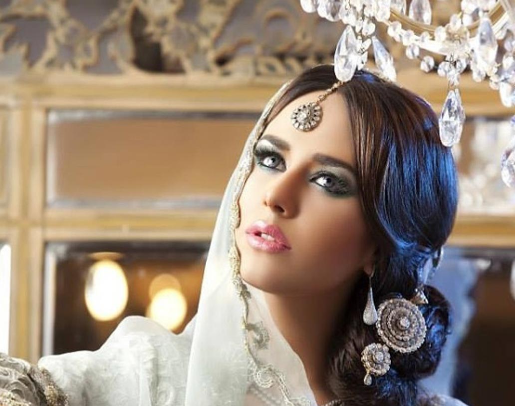 পাকিস্তানের শোবিজ ইন্ডাস্ট্রির অন্যতম আকর্ষণীয় মুখও আয়ান। তাঁর রূপ ও গ্ল্যামারের ভক্তসংখ্যা দিন দিন বেড়েই চলেছে। সোশ্যাল মিডিয়াতেই তাঁর অসংখ্য ফলোয়ার।