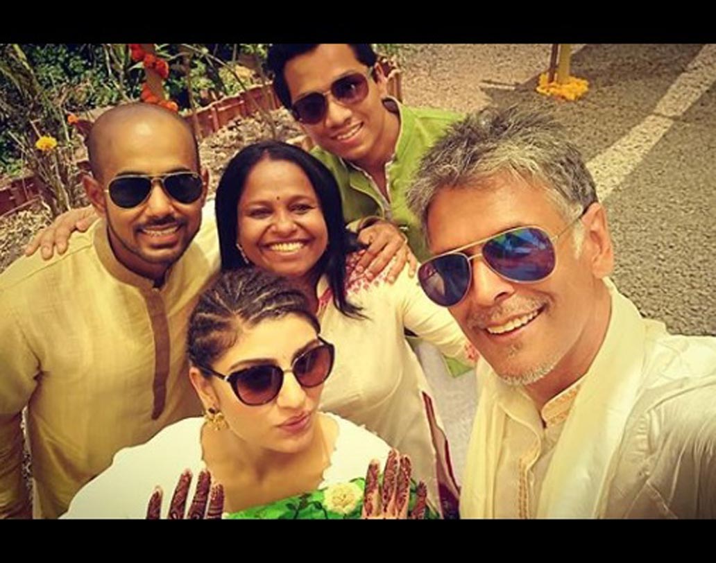 বিয়ে করছেন মিলিন্দ সোমন ও অঙ্কিতা। এই খবরে বহু মেয়ের মন ভাঙলেও, এটাই সত্যি। অন্তত মিলিন্দ সোমনের অত্যন্ত ঘনিষ্ঠ দুই বন্ধুর ইনস্টাগ্রাম পেজ সে ইঙ্গিতই দিচ্ছে।