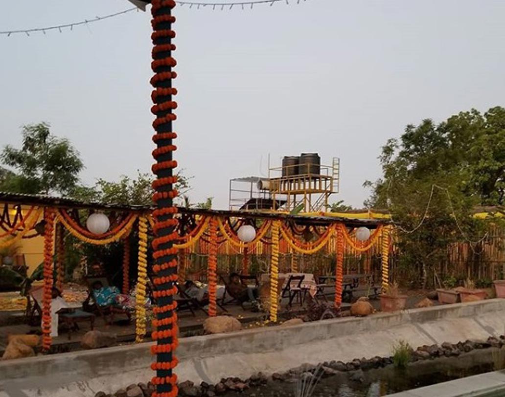 চিত্রগ্রাহক বন্ধু অঞ্জু কে পি এবং আরেক বন্ধু অভি আশা মিশ্রর ইনস্টাগ্রাম পেজে পোস্ট হয়েছে মিলিন্দ-অঙ্কিতার প্রি-ওয়েডিং সেরিমনির নানা মুহূর্ত। হ্যাশট্যাগে ‘ওয়েডিং’, ‘মিলিন্দ ওয়েডিং’, ‘মেহেন্দি’, ‘সেলিব্রেশন’ কথাগুলি রয়েছে।