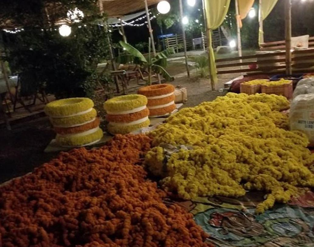 ফুলের সাজে চলছে শেষ মুহূর্তের প্রস্তুতি।