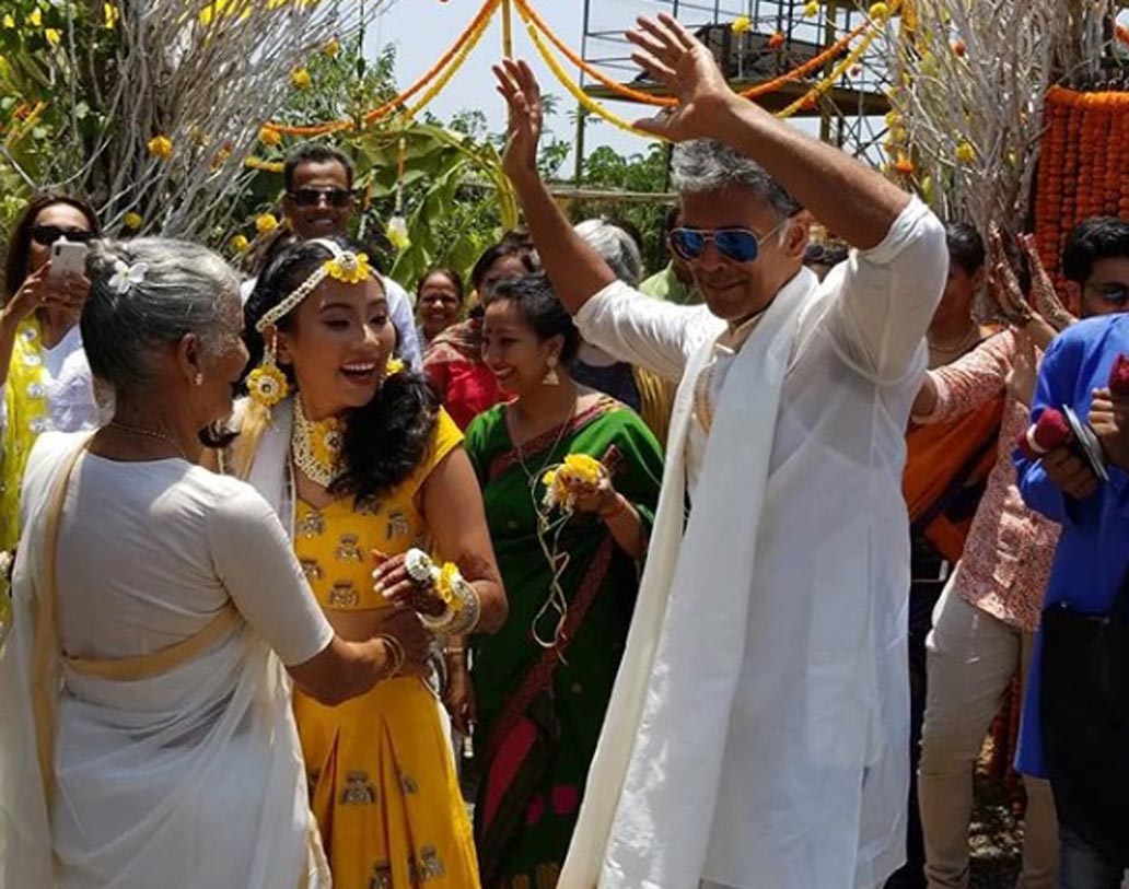 দক্ষিণ মহারাষ্ট্রের সমুদ্রশহর আলিবাগে হবে বিয়ের অনুষ্ঠান। সেখানেই সঙ্গীত-মেহেন্দির মতো অনুষ্ঠান শুরু হয়ে গিয়েছে। দুই পরিবারের সদস্যরাই হাজির বিয়ের অনুষ্ঠানে। তবে নির্দিষ্ট করে এখনও বিয়ের দিনটি এখনও জানা যায়নি।