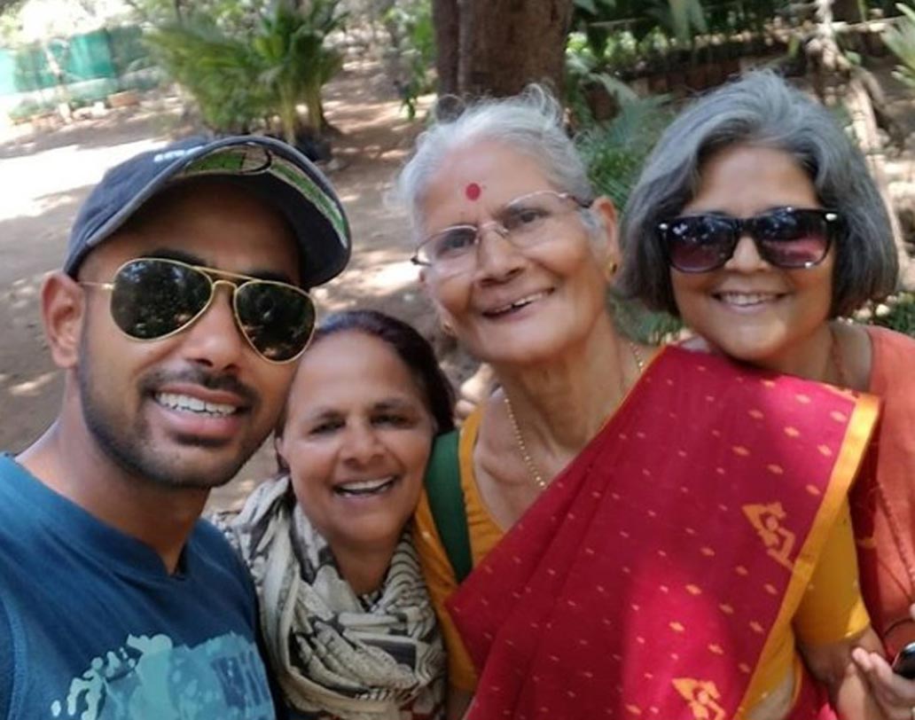 ৫২ বছর বয়সী মিলিন্দের হবু স্ত্রী অঙ্কিতার বয়স মাত্র ২৩ বছর! সংবাদ মাধ্যমে যদিও তাঁর বয়স নিয়ে নানা মত রয়েছে। কেউ বলেন ১৮, কেউ বলেন ২৬।