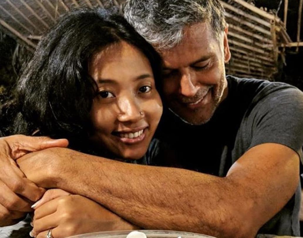 এটি মিলিন্দ সোমনের দ্বিতীয় বিয়ে। এর আগে ফরাসি অভিনেত্রী মেলিন জাম্পানোই-এর সঙ্গে বিয়ে হয়েছিল তাঁর। তিন বছর পর, ২০০৯ সালে তাঁদের বিয়ে ভেঙে যায়।