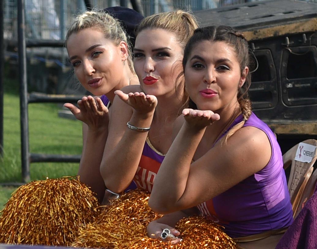 খেলার ফাঁকে। একটু জিরিয়ে নেওয়া। ছবি: সুদীপ্ত ভৌমিক।